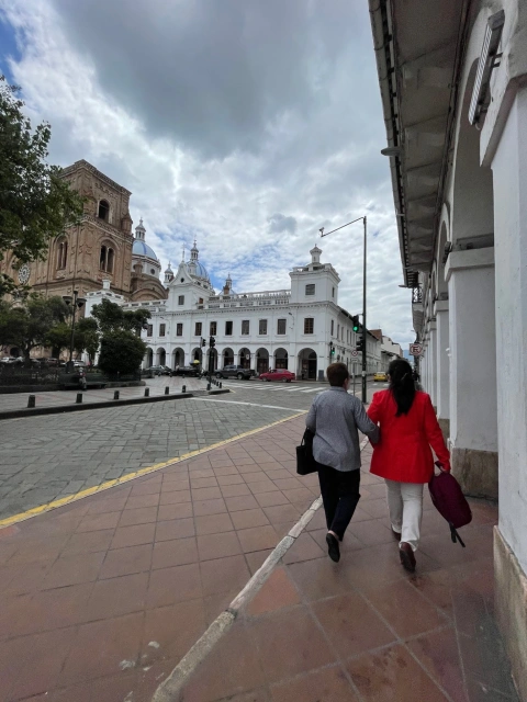 Caminar por el Centro Histórico permite descubrir la esencia de Cuenca entre calles coloniales, balcones, iglesias y rincones llenos de memoria.