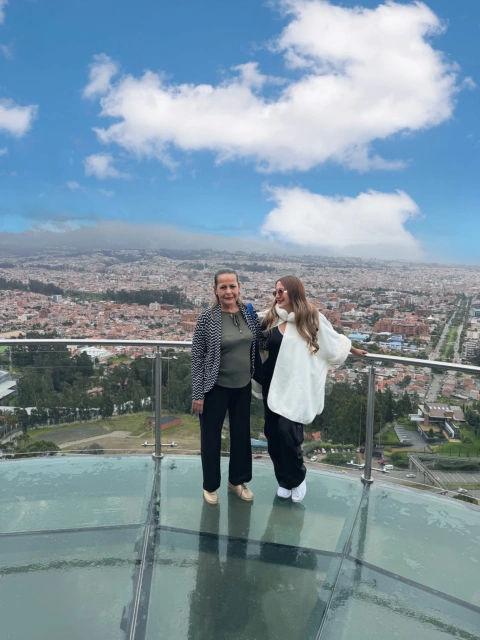 Desde el Mirador de Turi, Cuenca se observa en toda su dimensión, con sus montañas, tejados y paisajes urbanos extendiéndose bajo el cielo andino.