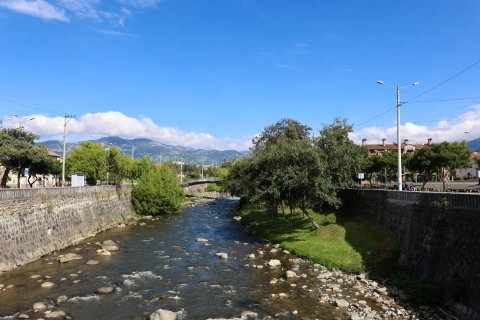 El río Tomebamba acompaña uno de los paseos más encantadores de Cuenca, donde la naturaleza y la arquitectura dialogan con serenidad.