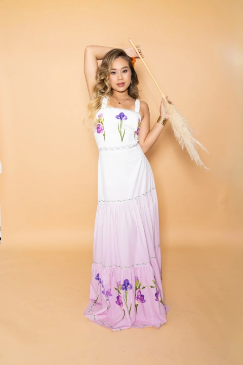 El lila y las aplicaciones en forma de flor demuestran que esta tendencia no solo vive en los estampados, también en los detalles.