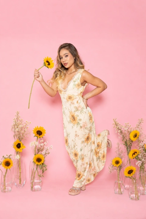 El floral encuentra su versión más fresca en looks de día, ideales para planes al aire libre, brunches o celebraciones casuales.