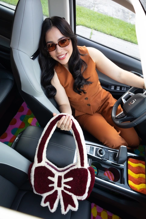 Desde Purungoods, Ingrid impulsa el tufting en Ecuador con creaciones que mezclan técnica, creatividad y mucho color.
