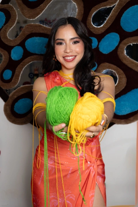 Con más de 500 piezas realizadas, Ingrid demuestra que el tufting puede ir más allá de las alfombras y convertirse en arte, moda y decoración.