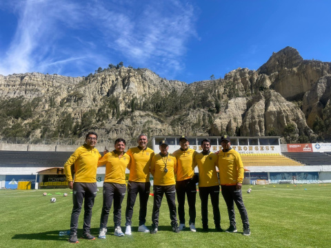 Sixto Vizuete y su cuerpo técnico en Bolivia.