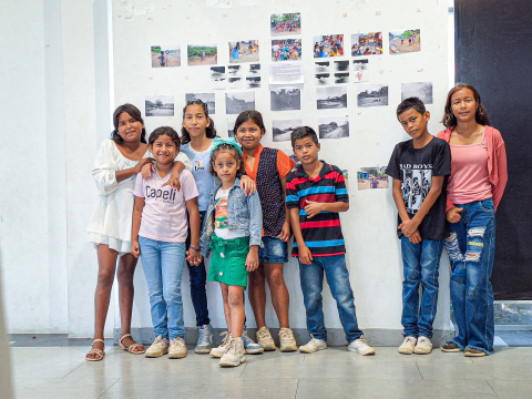 Los jóvenes expositores alumnos de Pedro, en el Centro de Arte Gary Esparza de Babahoyo, durante la muestra de su trabajo fotográfico