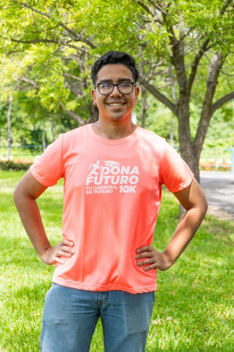 John Amaiquema, estudiante de Ingeniería Mecánica y beneficiario del programa, comparte cómo esta ayuda le ha permitido continuar sus estudios con mayor tranquilidad y motivación.