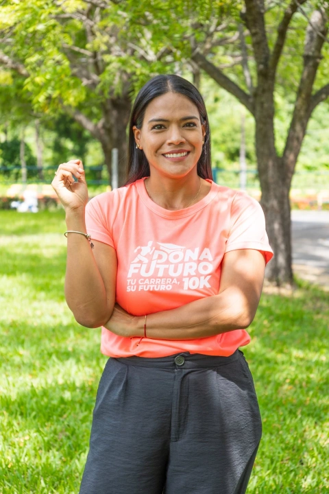 Tania Bonilla, directora del programa Dona Futuro, destaca que apoyar a un estudiante no es una ayuda temporal, sino una apuesta por su desarrollo y permanencia universitaria.