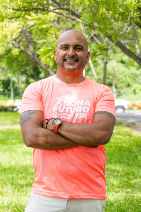 Reynaldo Cedeño, parte de la organización de la carrera, resalta que Dona Futuro combina deporte, comunidad y una causa que busca ayudar a más jóvenes a alcanzar su meta universitaria.