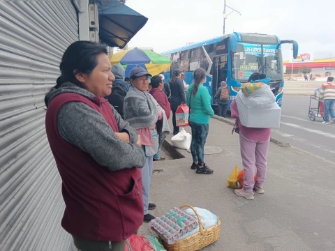 Jéssica Gutiérrez esperó dos horas para regresar a su casa en bus.