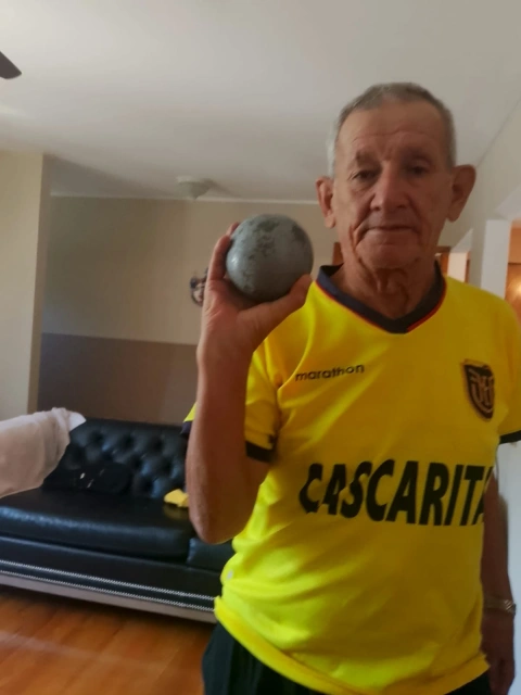 Manuel Loor y una piedra de 9 libras para sus malabares en el Mundial.