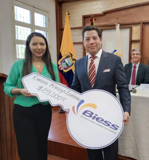 Luis Cabezas-Klaere en la entrega simbólica de un préstamo hipotecario.