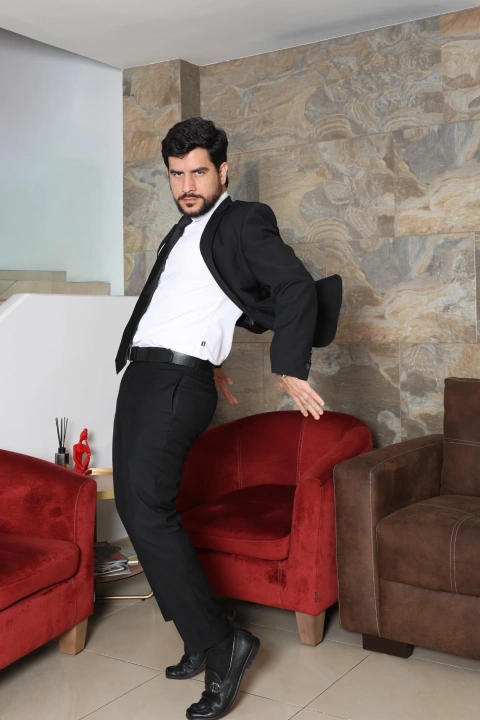 El diseñador gráfico guayaquileño también es creador de contenido, modelo y fundador de su propia marca de ropa.