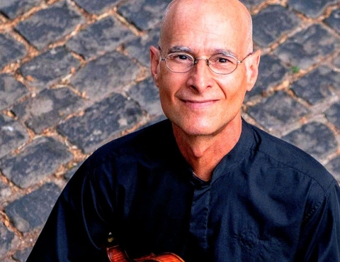El, violinista David Ballesteros, es integrante de la Orquesta Sinfónica de Londres, considerada una de las más importantes del mundo.