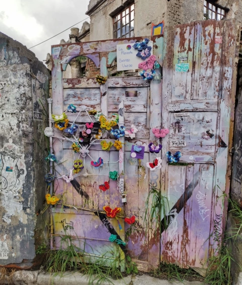 Con mariposas tejidas de varios colores, las crocheteras intervinieron una casa abandonada en La Floresta.