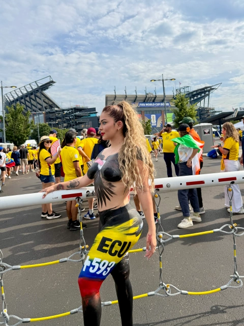 Stefany Aquino lució un espectacular body paint con los colores de Ecuador en los exteriores del Lincoln Financial Field de Filadelfia.