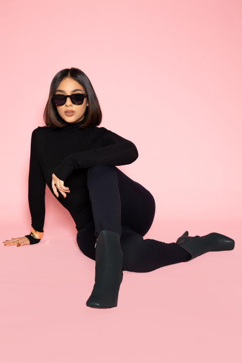 Las monturas en tonos llamativos aportan un toque creativo y convierten las gafas en las protagonistas del estilismo.