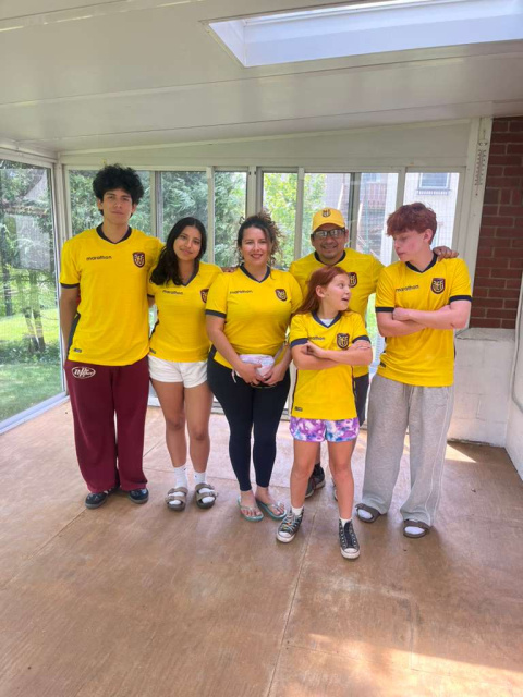 Los viajeros de la TrI. Andrés Mackay (19) Angelina Mackay (15), Roxana Vanegas (madre), Pablo Morocho, y Samuel(18) Paulina Morocho.