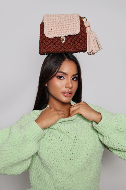 Los bolsos tejidos aportan textura, color y un encanto artesanal capaz de transformar incluso los estilismos más sencillos.