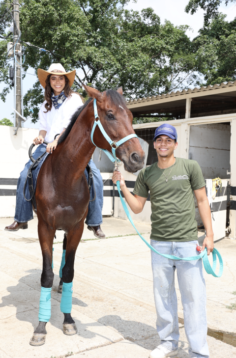 María Emilia, junto a Ronaldo Estrada, con quien desarrolla programas de equinoterapia.