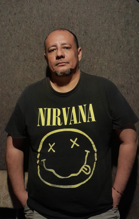 Xavier Soto, productor y músico guayaquileño, dueño de El Cuarto del Tiempo, ha sido baterista de El Castigo, Nokktura, Proyecto Secreto Simio, Tribu, entre otras agrupaciones.
AG-Expresiones