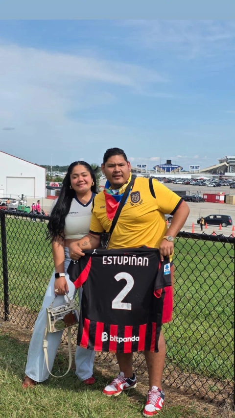 Jerry Cando y su esposa, Génesis, con la camiseta de Pervis Estupiñán en AC Milan.