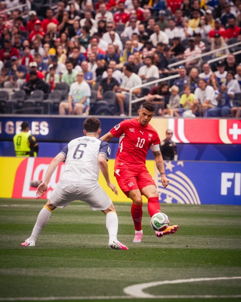 Granit Xhaka (d) comandará a la selección de Suiza desde el mediocampo.