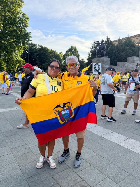 Washington Sánchez, taxista de infancia de Gonzalo Plata, posa junto a la madre del mundialista Mónica Jiménez.