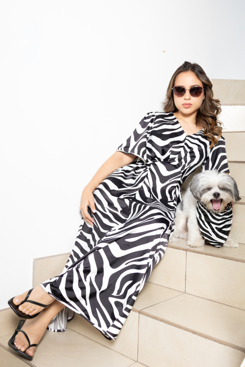 El animal print también puede llevarse en pequeños detalles, desde zapatos y carteras hasta una bandana para hacer match con la mascota (Bruce).