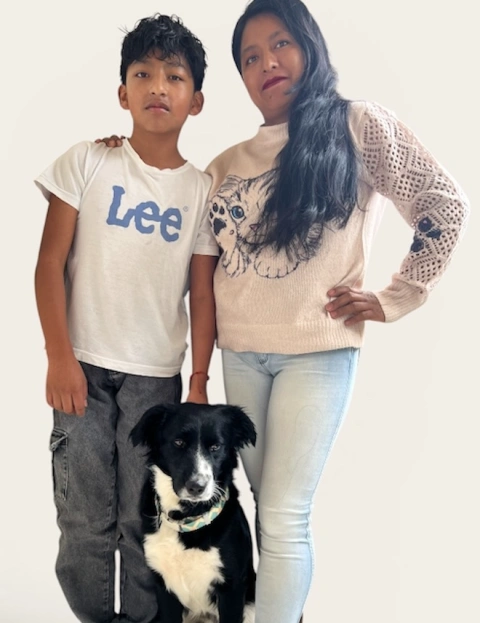 Dilan Chacha junto a su madre, Liseth de la Cruz, y su perro Max, protagonista de su historia.