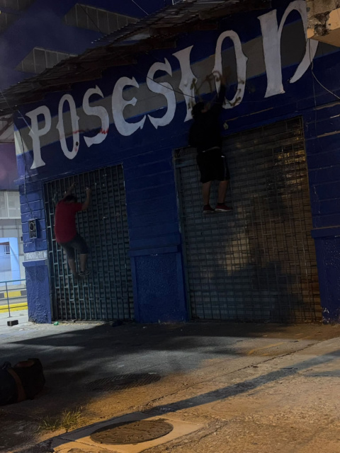 Hinchas manchas banderas y paredes alineadas al Emelec.