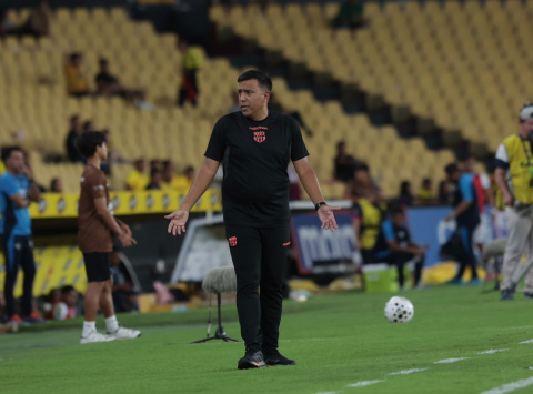 César Farías no ha encontrado la solución al problema futbolístico de Barcelona SC.