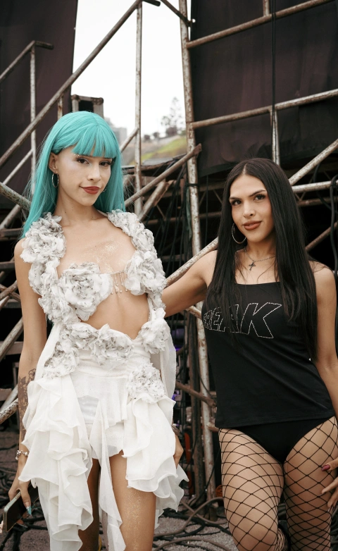 Con Rovi (izq.), también artista peruana trans, Daki ha realizado varias colaboraciones en estudio y en concierto.