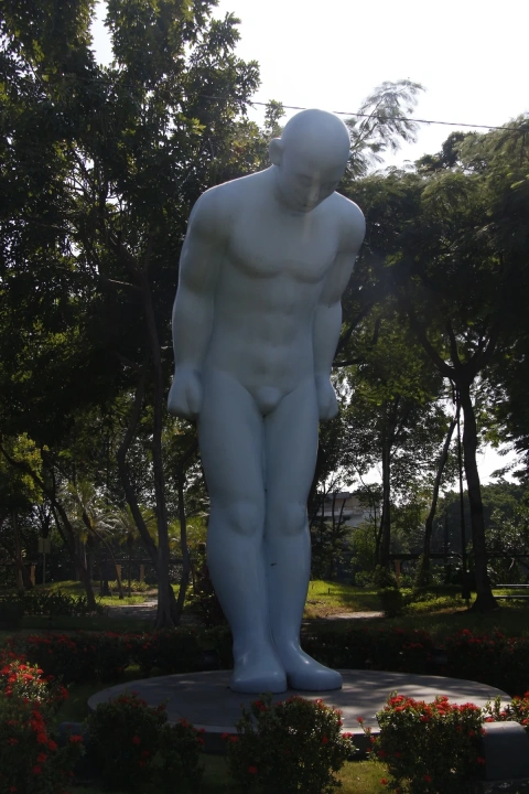 La figura del Greetingman se impone en el parque Lineal de la avenida Carlos Julio Arosemena.