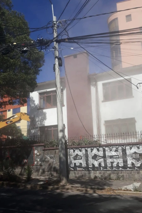 Los vecinos compartieron fotos de la maquinaria derrocando parte de la casa.
