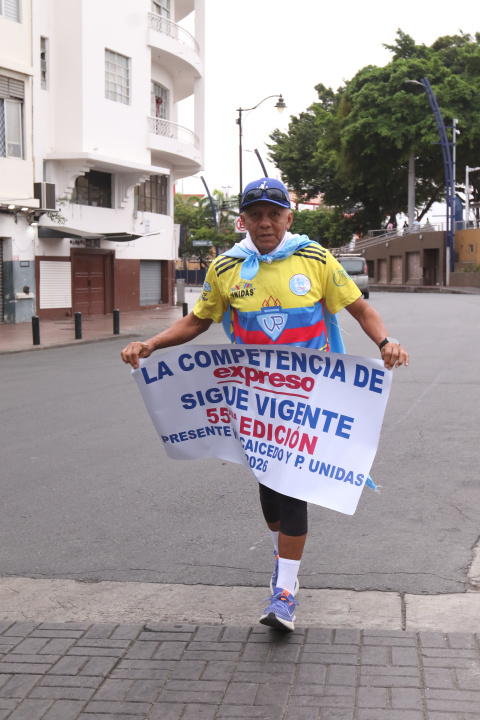 Caicedo llevó una pancarta para conmemorar las 55 ediciones q se estarían cumpliendo.