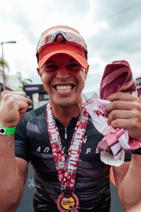 Ruales festejó ser el primer ecuatoriano en cruzar la meta del Ironman 70.3