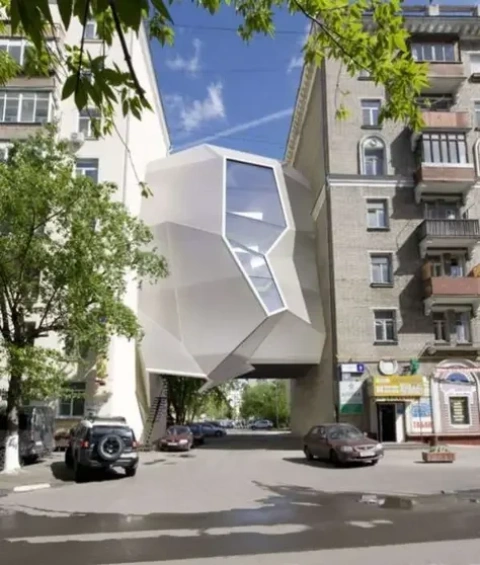 Uno de los referentes internacionales es Parasite Office, del estudio ruso Za Bor Architects. La propuesta plantea una oficina suspendida sobre la fachada de un edificio existente,