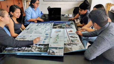 Planos, cálculos, cortes y ensamblaje formaron parte del trabajo que permitió convertir una idea de aula en una estructura. En la imagen, el equipo ganador del prototipo junto a sus docentes.