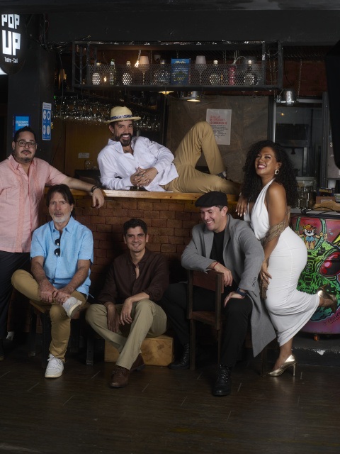 Ricardo Velasteguí se reunió con actores que han acompañado los diez años de Pop Up Teatro Café. La producción se realizó en las salas de Urdesa.