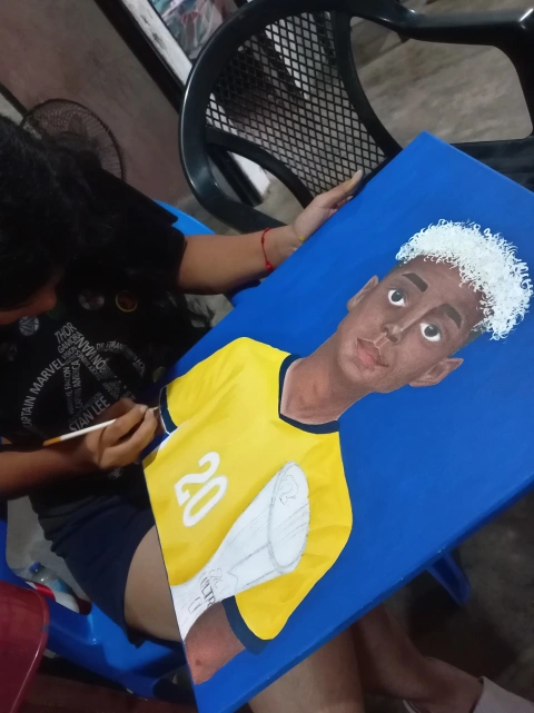 La mamá de Camila Cotera capturó el avance del retrato desde su celular.