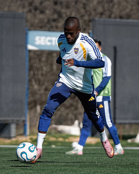 Enner Valencia vistiendo la camiseta de Boca Juniors.