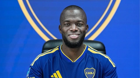 Enner Valencia luce la camiseta de Boca Juniors durante su nueva etapa en el fútbol argentino.