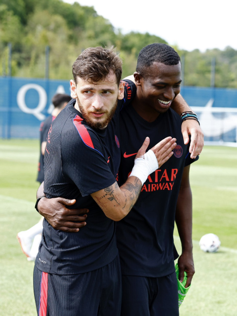 El ecuatoriano Willian Pacho (d) en uno de los últimos entrenamientos del equipo de Luis Enrique.