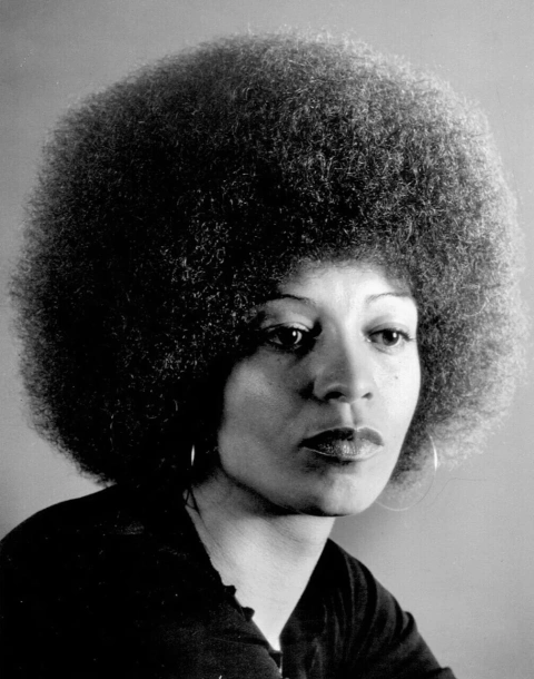 Foto de la activista y catedrática Angela Davis, de la época en que se carteaba con George Jackson, implicada en el crimen cometido por el hermano de Jackson.