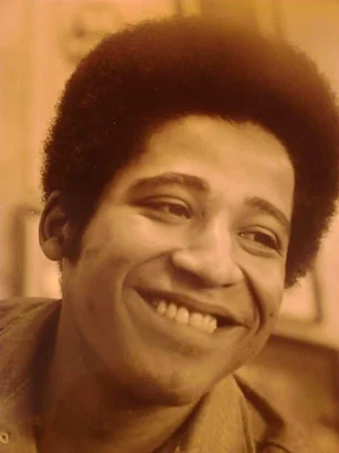 George Jackson pasó sus últimos 12 años de vida encarcelado y casi ocho de ellos en celdas de aislamiento. Entró acusado de un robo de $70.