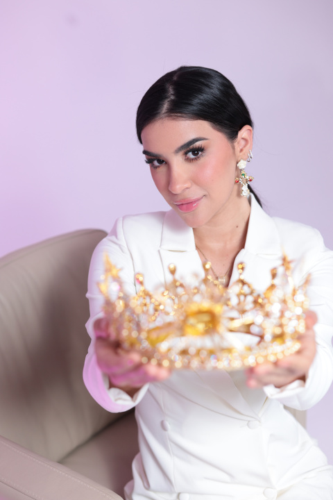 Dalia Bucaram sostiene la corona de Miss Universo Ecuador 2026.