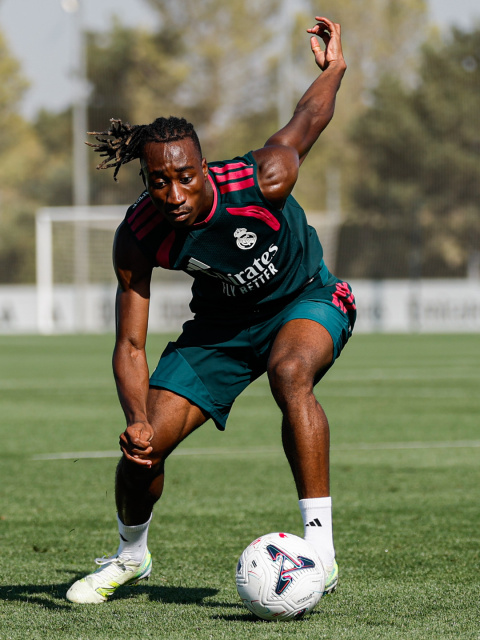 Yan Diomande espera su debut con Real Madrid.