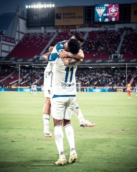 El chileno Cornejo y Michael Estrada en un festejo que vale las semifinales de la Copa Ecuador.