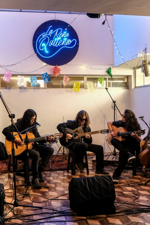¿Concierto de rock o peña? Es la sesión de micrófono abierto en La Peña Quiteña.
