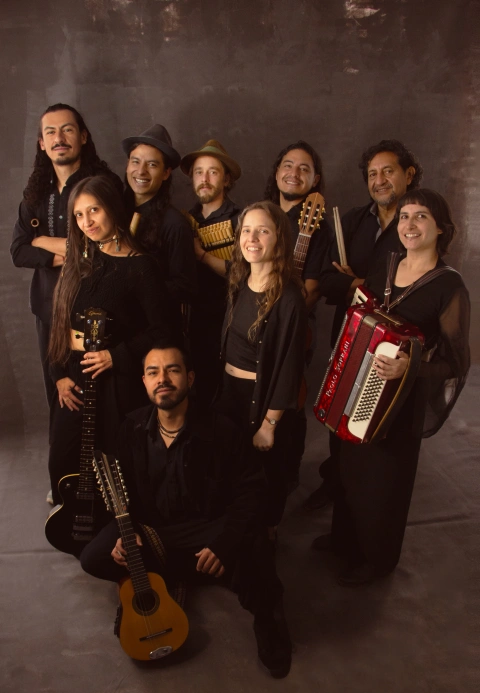 Los Peñafiel son Carlos Medina, César Bermeo, Juan Moll, Sebastián Oviedo, Antonio Cilio (hilera posterior), Kriss Cilio, Isa Sáenz, Lumazul y Danny Mayorga (sentado).